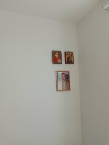 Картины и фотография аккуратно размещены на стене, соблюдена симметрия и гармония. Использованы надежные крепления, обеспечивающие безопасность и долговечность.