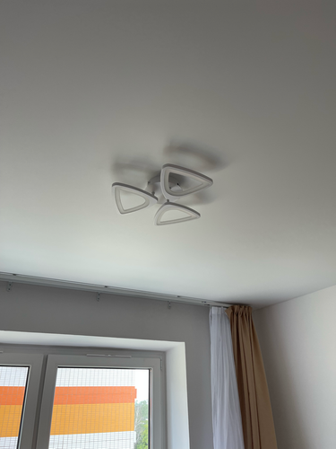 Закреплена новая люстра на натяжном потолке. Подготовлено место, выполнено подключение к электросети, установлены крепления, проверена работа освещения. Всё аккуратно и безопасно.