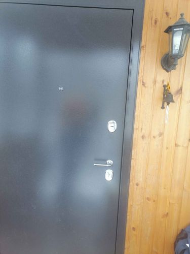 Установлена новая металлическая дверь, обеспечивающая надежность и безопасность. Проведены работы по монтажу, регулировке петель и замене замков. Обновлен внешний вид входной зоны.