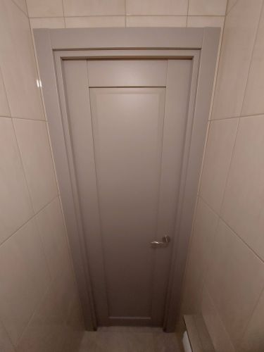 Установлена новая деревянная створка, закреплённая в проёме. Смонтированы петли, ручка и замок. Проведена регулировка для плавного открывания и закрывания. Проверена герметичность.