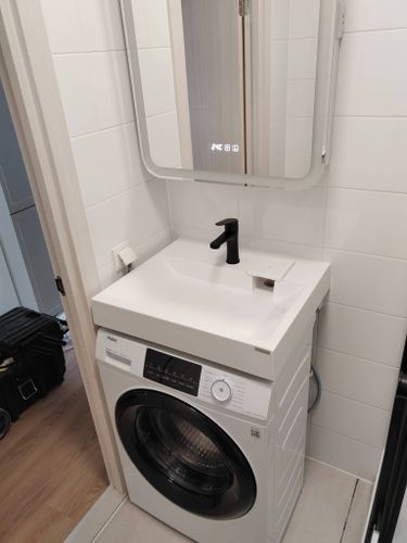 Зеркальный шкаф надежно закреплен на стене ванной комнаты, выровнен по уровню, обеспечена устойчивость конструкции, учтены особенности поверхности, учтены все необходимые крепления.