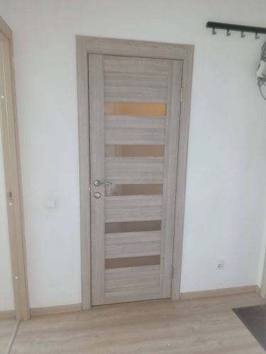 Установлен запорный механизм в деревянную дверь, выполнены точные вырезы, закреплены ручки, проверена функциональность, обеспечена плавная работа, завершено аккуратно и надежно.