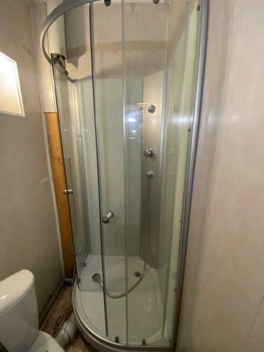 Установлена современная душевая конструкция с прозрачными стенками и дверями, подключены водопроводные коммуникации, герметично закреплены элементы, проверена работоспособность системы.