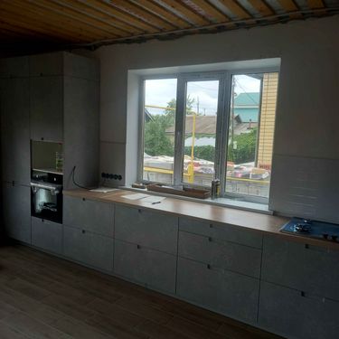 Установлены шкафы, закреплены фасады, смонтирована столешница, подключена техника, выполнена регулировка дверей и ящиков, обеспечена надежная фиксация всех элементов и завершена отделка.