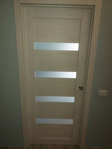 Выполнена установка замка в дверь: вырезано отверстие, закреплен механизм, установлена ручка, проверена работоспособность. Все элементы надежно зафиксированы, обеспечена плавная работа.