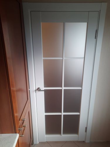 Установлена новая конструкция: закреплены петли, врезан замок, отрегулирована рама, навешено полотно, проверена плавность хода, зазоры устранены, ручка прикреплена, завершена отделка.