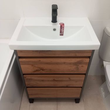 Изображение демонстрирует установленный шкаф с зеркальной поверхностью в ванной комнате. Мебель надежно закреплена на стене, обеспечивая функциональность и эстетичный вид.