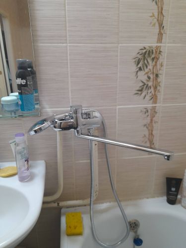 Изображение демонстрирует завершение установки нового крана в ванной комнате. Старый элемент демонтирован, на его место установлен блестящий современный смеситель, обеспечивающий надежное функционирование.