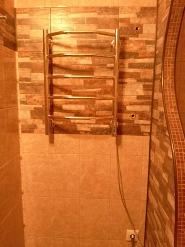 Закреплен прибор на стене, подключен к сети, проверена работоспособность. Проведены все необходимые действия для безопасного использования. Устройство гармонично вписано в интерьер.