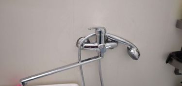 Удалены старые элементы водопроводного узла, освобождены крепления, отсоединены трубы, обеспечена подготовка места для установки нового оборудования.