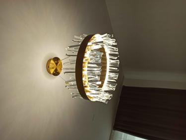 Установлено потолочное освещение: закреплена конструкция, подключены провода, проверена работа. Светильник надежно зафиксирован, обеспечивает равномерное освещение комнаты.