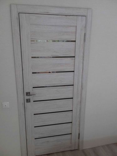 Установлены дополнительные элементы на дверной проем, обеспечивающие эстетичное завершение и улучшение изоляции. Работа выполнена аккуратно, с точной подгонкой деталей.