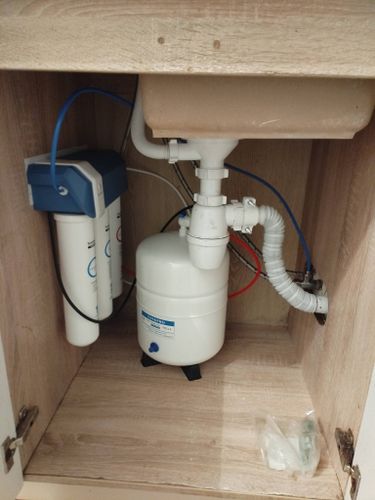 Установка столешницы ДСП Установка и подключение электрической варочной поверхности Установка и подключение крана и фильтра для питьевой воды