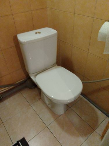 Установлено новое сантехническое изделие, подключено к водопроводу и канализации, проверена герметичность соединений, выполнена регулировка бачка, проведена уборка рабочего места.