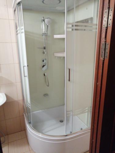 Установлена современная душевая кабина с прозрачными дверями и полками. Выполнен демонтаж старой конструкции, произведена укладка плитки, подключены сантехнические коммуникации.