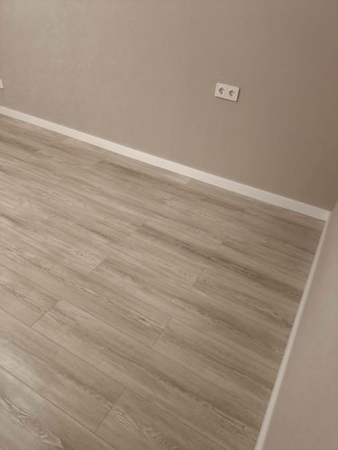 Монтаж полиуретанового/дюрополимерного/полистиролового плинтуса