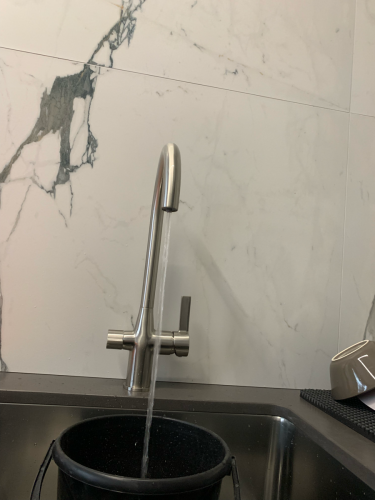 Установлен новый кран в ванной комнате. Проведены работы по демонтажу старого оборудования и монтажу современного устройства. Проверена герметичность соединений, обеспечена функциональность.