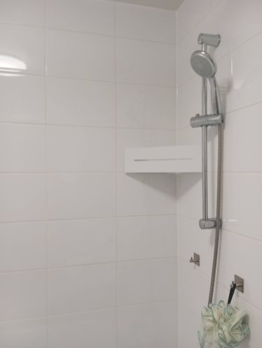 Установлена новая полочка в ванной комнате. Закреплена на кафельной стене, рядом с душем. Работа выполнена аккуратно, надежно, с учетом всех необходимых требований.