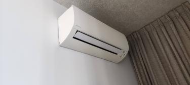 Проведена очистка фильтров, дезинфекция внутренних элементов, устранение пыли, грязи. Проверена работа устройства, восстановлена эффективность охлаждения, улучшено качество воздуха.