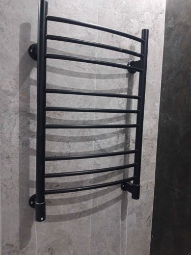 Закреплен прибор на стене, подключен к электросети, проверена работоспособность, обеспечена надежная фиксация, соблюдены все меры безопасности, завершен монтаж.