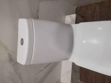 Установлен новый сливной механизм, заменены прокладки, отрегулирована подача воды, устранены протечки, закреплена чаша, проверена герметичность соединений, обновлено крепление к полу.