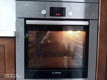 Изображение духового шкафа после завершения ремонта: заменены неисправные элементы, восстановлена функциональность, проверена работа термостата, устранены проблемы с нагревом.