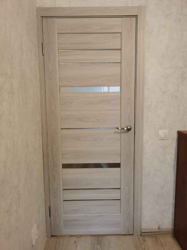 Выполнен монтаж декоративных элементов на входную конструкцию. Установлены панели, обеспечивающие гармоничное сочетание с интерьером, улучшена звукоизоляция и внешний вид.