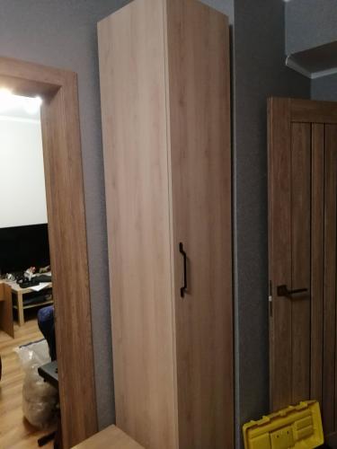 Изображение демонстрирует завершённую установку карниза на стену. Карниз надежно закреплён, обеспечивая функциональность и эстетичный вид интерьера помещения.