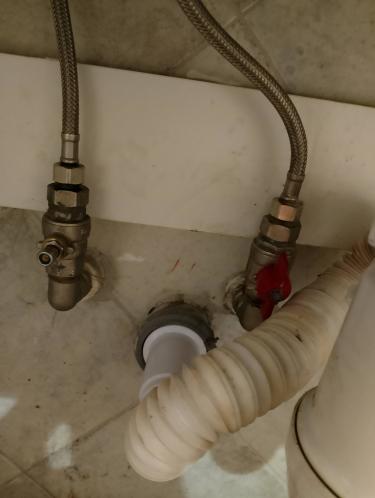 Заменены поврежденные трубы, установлены новые прокладки, подтянуты соединения, проверена герметичность, устранены протечки, очищены поверхности, восстановлено нормальное функционирование системы.