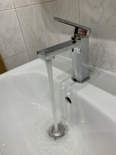 Установлен новый кран на кухонной раковине, подключены все коммуникации, проверена герметичность соединений, протестирована подача воды, устранены протечки, обеспечена надежная фиксация.