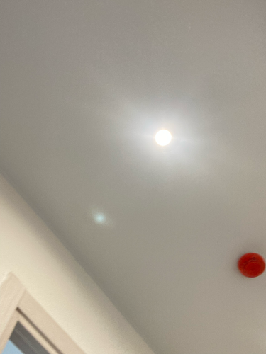 В потолке проделано отверстие, закреплен светильник, подключены провода, проверена работоспособность, обеспечено равномерное освещение.