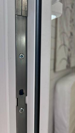 На деревянных окнах установили новый уплотнитель. Старый материал удалили, поверхность очистили. Новый элемент надежно закрепили, обеспечив герметичность и защиту от сквозняков.