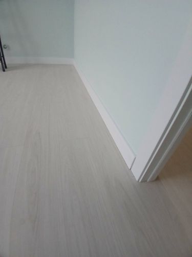 Монтаж полиуретанового/дюрополимерного/полистиролового плинтуса