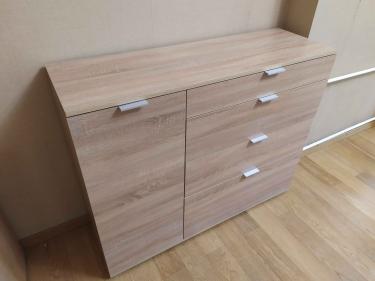 Собран деревянный шкаф с ящиками и дверцей. Установлены ручки, выровнены фасады, закреплены направляющие. Проверена устойчивость, отрегулированы механизмы. Готов к использованию.