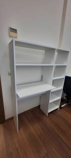 Собрана мебель: установлены полки, закреплены детали, проверена устойчивость. Конструкция завершена, готова к использованию.