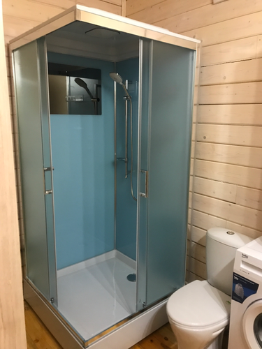 Установлена современная душевая конструкция с функцией гидромассажа. Подключены все коммуникации, герметично закреплены панели, проверена работа системы, завершена настройка оборудования.