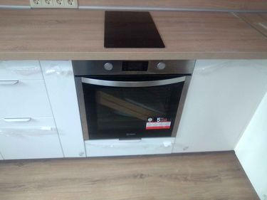 Выполнена установка варочной панели в кухонную поверхность. Проведены точные замеры и аккуратный вырез под технику, обеспечена надежная фиксация и эстетичный внешний вид.