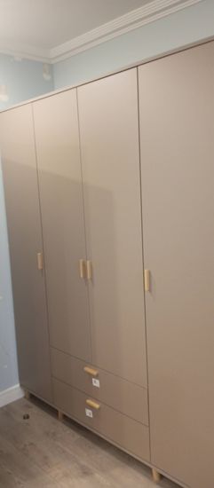 Собран шкаф с тремя дверцами и двумя выдвижными ящиками. Установлены ручки, выровнены элементы, обеспечена устойчивость конструкции. Завершена работа по монтажу мебели.