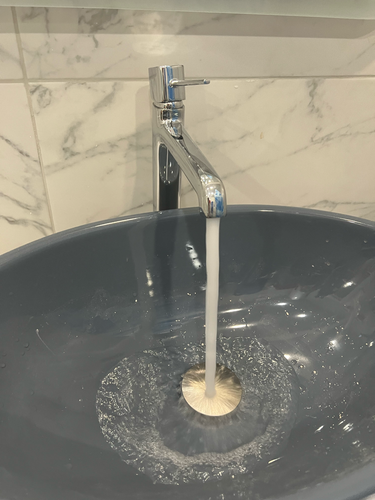 Установлен новый кран, подключены водопроводные трубы, проверена герметичность соединений, протестирована работа, устранены протечки, обеспечен стабильный поток воды.