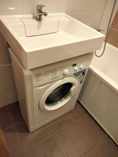 Устройство аккуратно встроено под раковину, подключены коммуникации, проверена работоспособность, обеспечена устойчивость, соблюдены все технические нормы и эстетические требования.