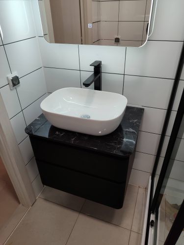 Установлены стеклянные панели, закреплены профили, герметизация швов, подключен слив, проверена герметичность, отрегулированы двери, завершена отделка, проведена уборка.