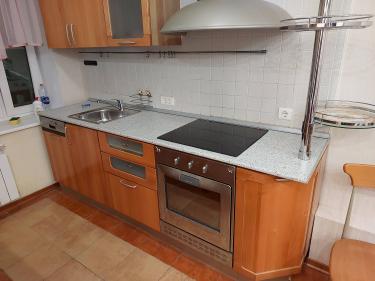 Выполнена установка устройства для переработки органических остатков под раковину, подключены коммуникации, проверена работа системы, обеспечена герметичность соединений.