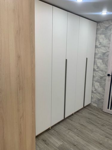 Установка и регулировка распашной двери