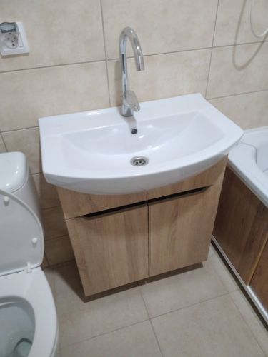 Установлен новый водопроводный кран на раковину в ванной комнате, обеспечена герметичность соединений, проверена функциональность, устранены протечки, обновлен внешний вид сантехники.