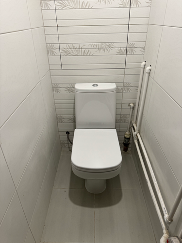 Установлено новое сантехническое оборудование, подключены коммуникации, проверена герметичность соединений, выполнено тестирование системы, произведена уборка рабочей зоны.