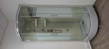 Установлена новая душевая кабина: закреплены стеклянные панели, подключены водопроводные шланги, смонтирован поддон, установлены полки и дверцы, проверена герметичность соединений.