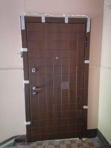 Дверь покрыта панелями из МДФ, улучшена эстетика и звукоизоляция. Установлены декоративные элементы, обновлена фурнитура, обеспечена надежная фиксация, завершены отделочные работы.