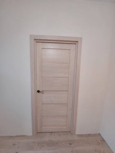 Выполнена установка замка в деревянную дверь: подготовлено отверстие, закреплён механизм, установлена ручка, проверена работоспособность, обеспечена плавность закрывания.