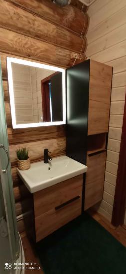 Установлена раковина с подключением к водопроводу и канализации. Смеситель закреплён, герметизация швов выполнена. Проверена работа системы, обеспечена функциональность.