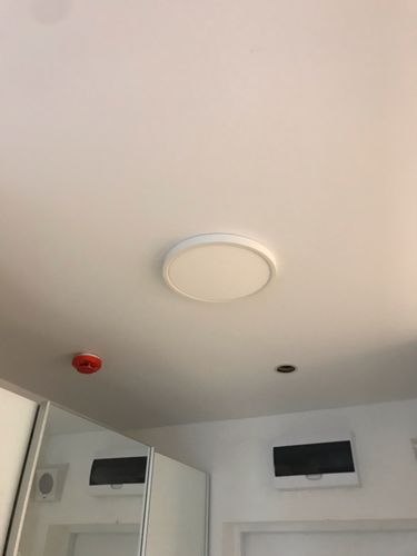 Установлены современные осветительные приборы на потолке, обеспечивающие равномерное распределение света. Завершена прокладка проводки и крепление треков для оптимального освещения.